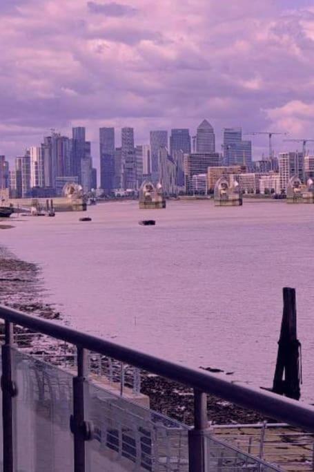 Snuggle Inn - Riverside Apartments - Views Over Looking London River Thames, Close To O2 Arena, London Excel, London City Airport, Thames Clipper- River Boat Service, Woolwich Ferry, Onsite Parking, Twin Room Option Available Londres Exterior foto