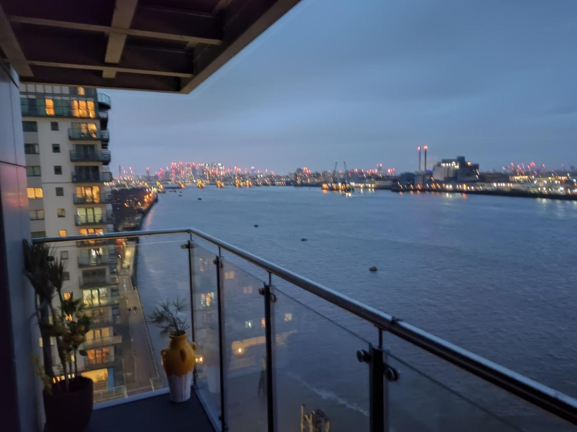Snuggle Inn - Riverside Apartments - Views Over Looking London River Thames, Close To O2 Arena, London Excel, London City Airport, Thames Clipper- River Boat Service, Woolwich Ferry, Onsite Parking, Twin Room Option Available Londres Exterior foto