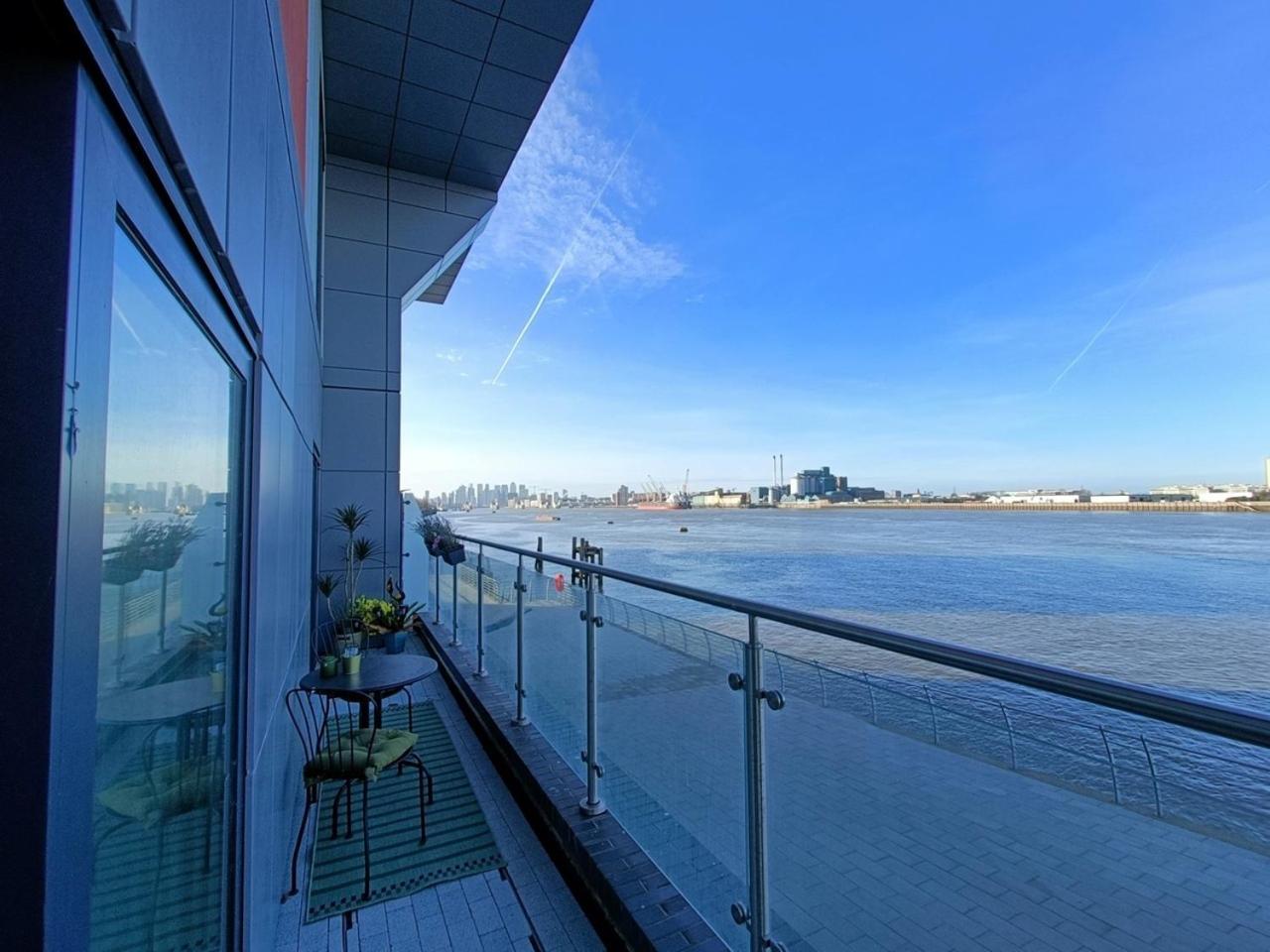 Snuggle Inn - Riverside Apartments - Views Over Looking London River Thames, Close To O2 Arena, London Excel, London City Airport, Thames Clipper- River Boat Service, Woolwich Ferry, Onsite Parking, Twin Room Option Available Londres Exterior foto