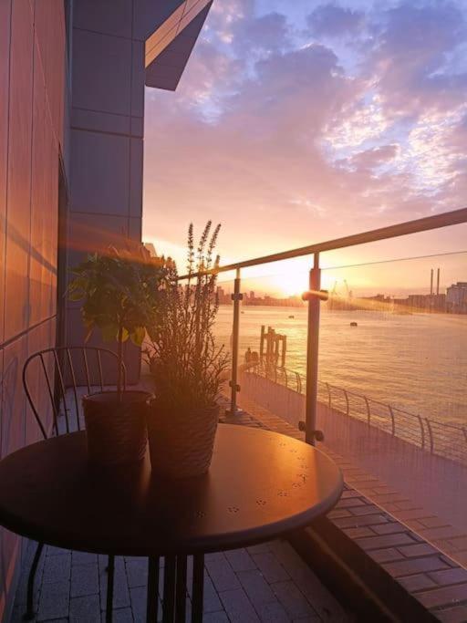 Snuggle Inn - Riverside Apartments - Views Over Looking London River Thames, Close To O2 Arena, London Excel, London City Airport, Thames Clipper- River Boat Service, Woolwich Ferry, Onsite Parking, Twin Room Option Available Londres Exterior foto