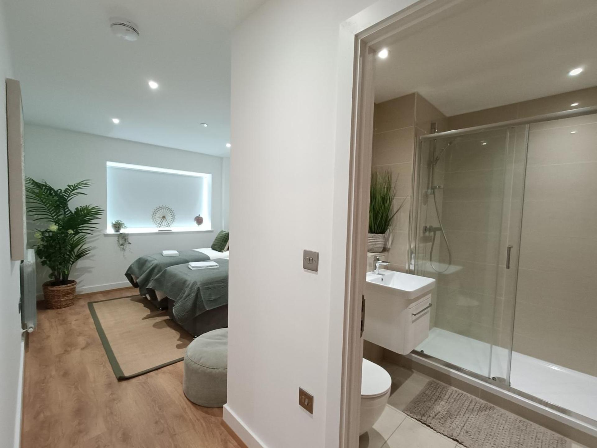 Snuggle Inn - Riverside Apartments - Views Over Looking London River Thames, Close To O2 Arena, London Excel, London City Airport, Thames Clipper- River Boat Service, Woolwich Ferry, Onsite Parking, Twin Room Option Available Londres Exterior foto